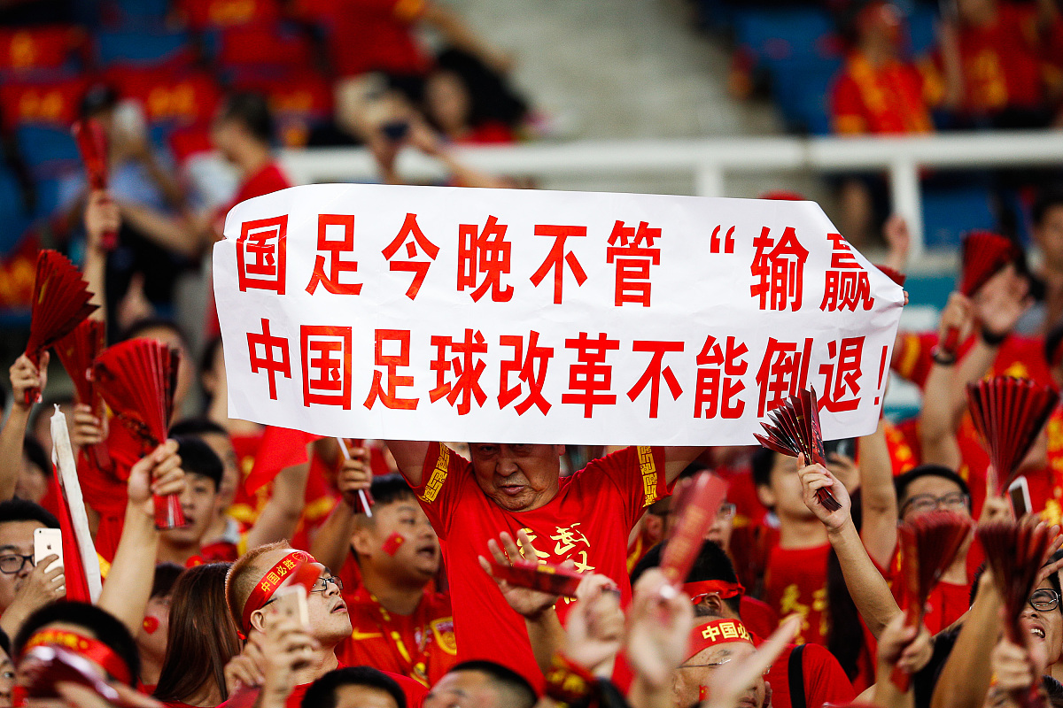 关于国内足球豪强备战蓄势待发，冠军争夺激烈的信息